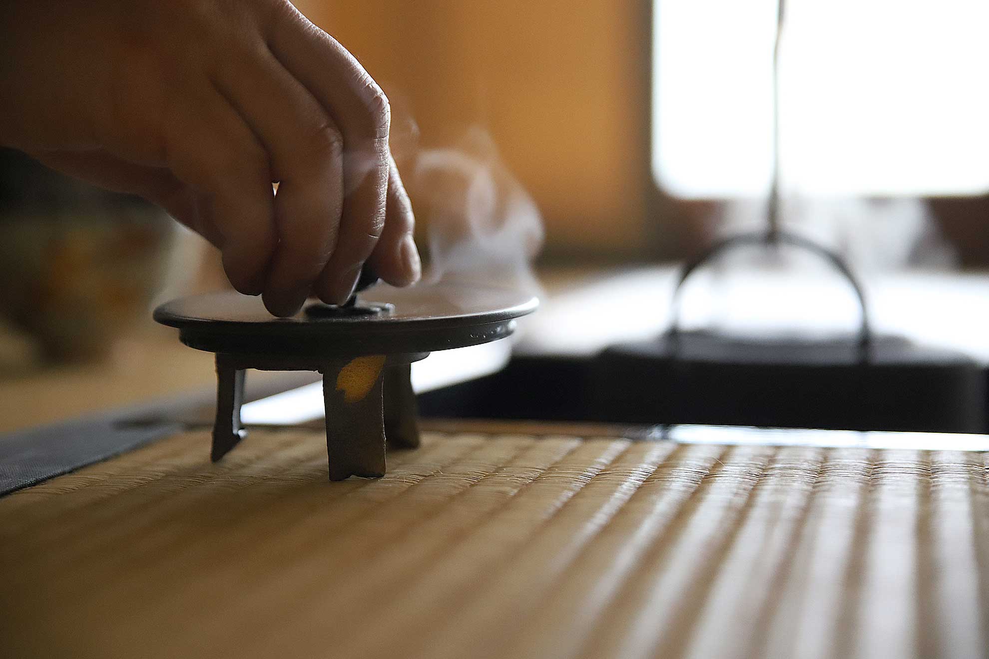 茶道 花 教室 表千家 堂後茶道教室 茶花 茶事 茶会 釣り釜 旅箪笥 芝点 五徳 蓋置